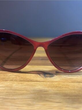 Pugs Women’s Red Cat-eye Sunglasses — Classic Chic